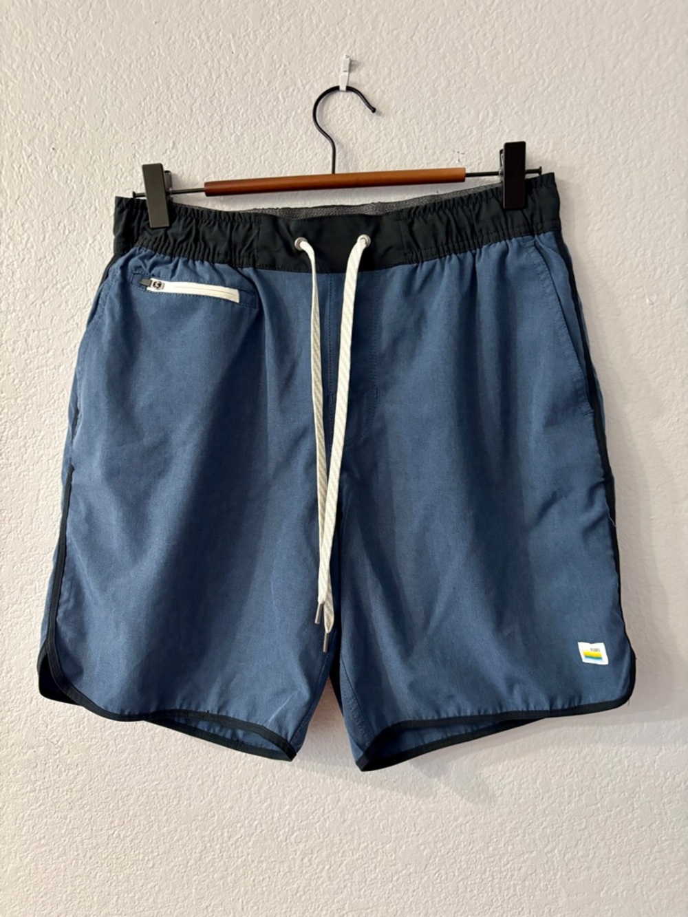 Vuori Men's Banks Shorts in Navy Blue